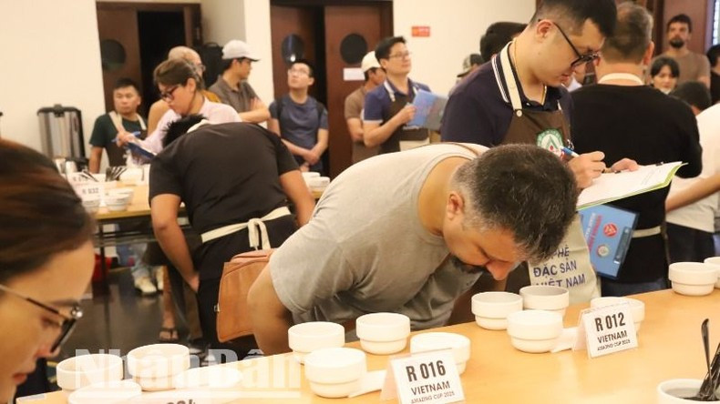 An international visitor experiencing specialty coffee. (Photo: NDO)
