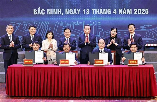 NA Chairman Tran Thanh Man witnesses the signing ceremony of the Memorandum of Understanding on cooperation (Photo: VNA) NA Chairman Tran Thanh Man witnesses the signing ceremony of the Memorandum of Understanding on cooperation (Photo: VNA)