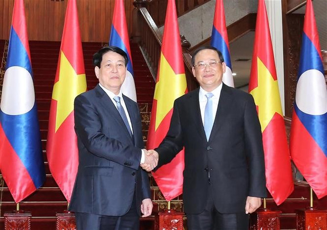 Vietnamese State President Luong Cuong (left) and Lao Prime Minister Sonexay Siphandone (Photo: VNA)