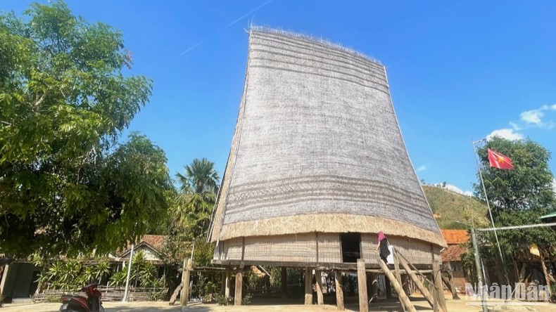 A comprehensive strategy is needed to develop the souvenir sector from Viet Nam’s cultural resources. A comprehensive strategy is needed to develop the souvenir sector from Viet Nam’s cultural resources.