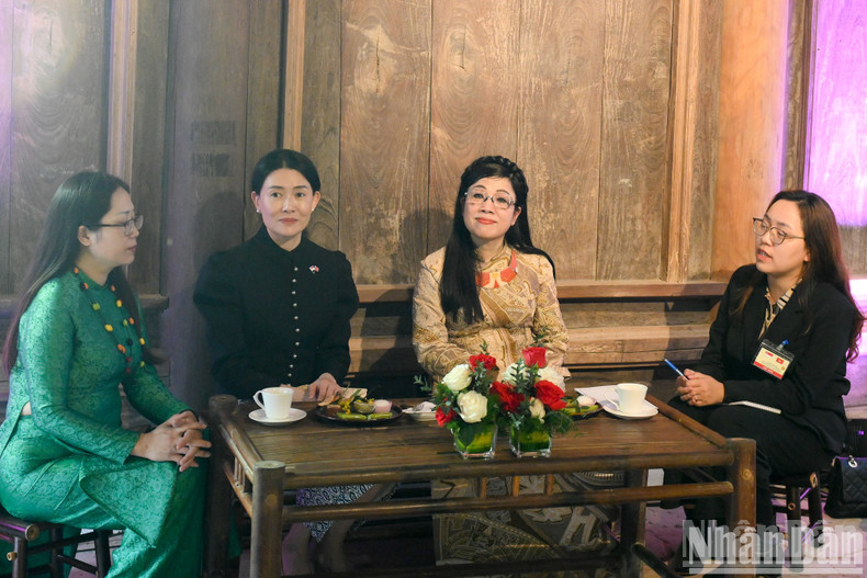 They enjoyed tea, traditional cakes, and performances of Quan Ho folk songs from Bac Ninh, as well as Vietnamese and Singaporean music.