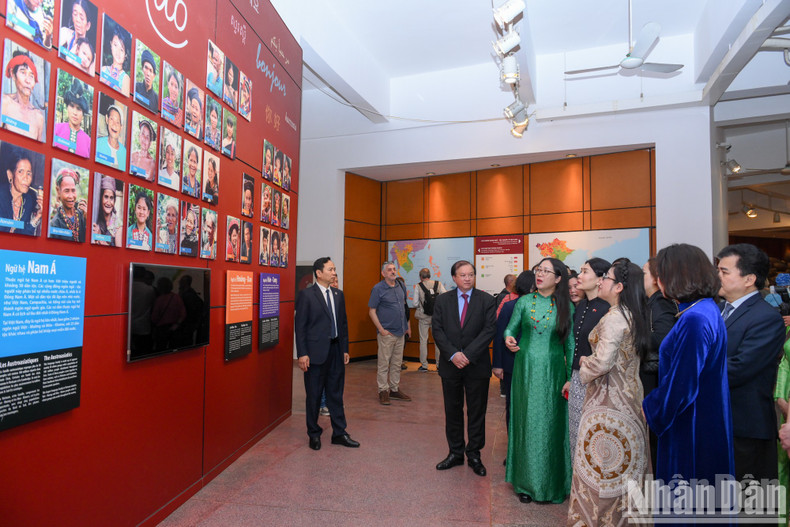 At the Bronze Drum Hall, the two ladies were given a presentation about Vietnam’s 54 ethnic groups, contemplating traditional attire, rituals, labour tools, and historical household goods.