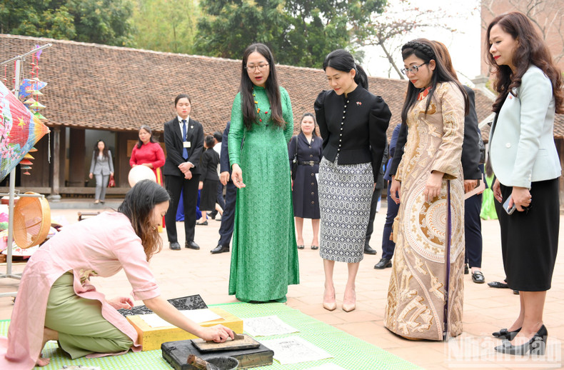 Spouse of Singaporean Prime Minster Lawrence Wong, Loo Tze Lui and Prime Minister Pham Minh Chinh’s spouse Le Thi Bich Tran experienced the Dong Ho folk painting space.