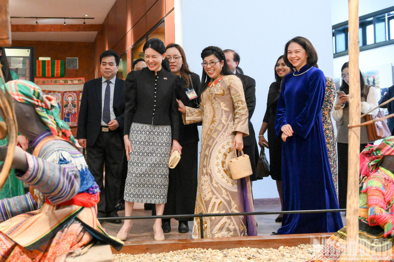 They enjoyed a pleasant conversation during the visit.