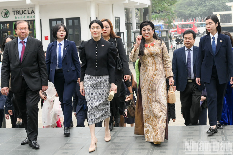 Spouse of Singaporean Prime Minster Lawrence Wong, Loo Tze Lui and Prime Minister Pham Minh Chinh’s spouse Le Thi Bich Tran visited the Vietnam Museum of Ethnology.