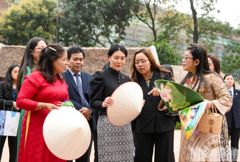 Chuong craft village artisans introduced traditional Vietnamese conical and new conical hats.