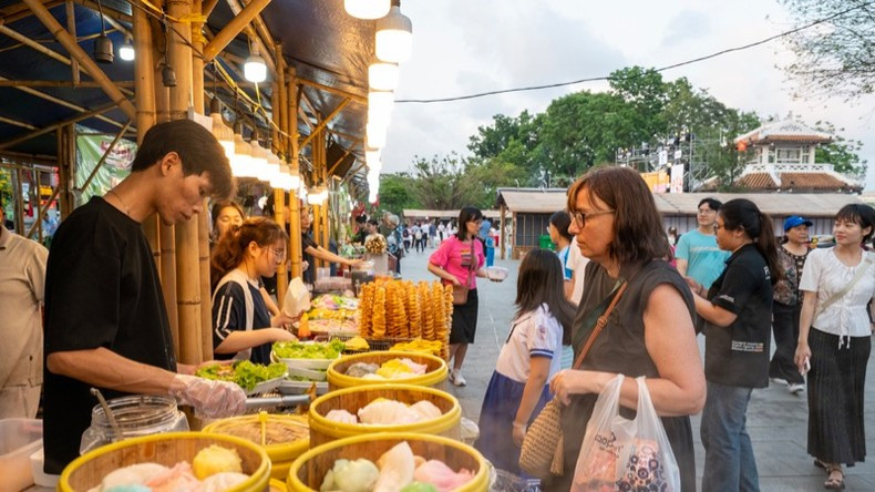 Visitors took part in the “Hue – Capital of Gastronomy” programme held from April 29 to May 2 at Thuong Bac Park in Hue. Visitors took part in the “Hue – Capital of Gastronomy” programme held from April 29 to May 2 at Thuong Bac Park in Hue.
