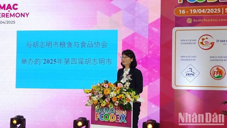 Tran Thi Dieu Thuy, Vice Chairwoman of the municipal People’s Committee spoke at the exhibition