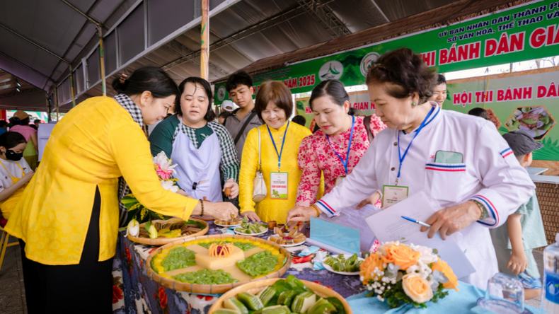 The Folk Cake Competition features skilled hands and creative recipes. The Folk Cake Competition features skilled hands and creative recipes.