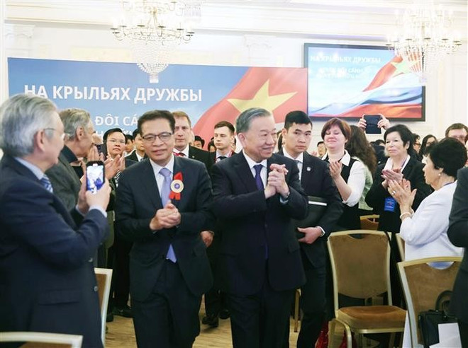 Party General Secretary To Lam meets with Russian scholars, intellectuals, and experts who previously supported Viet Nam. (Photo: VNA)