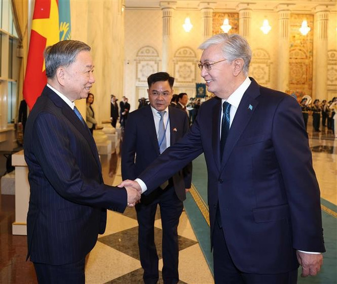Kazakh President Kassym-Jomart Tokayev (R) welcomes Party General Secretary To Lam (Photo: VNA)