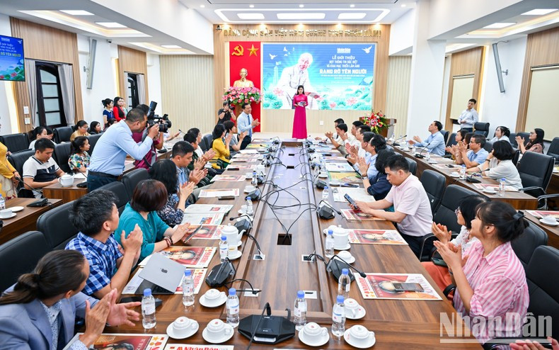 Numerous delegates attended the launch ceremony. Numerous delegates attended the launch ceremony.