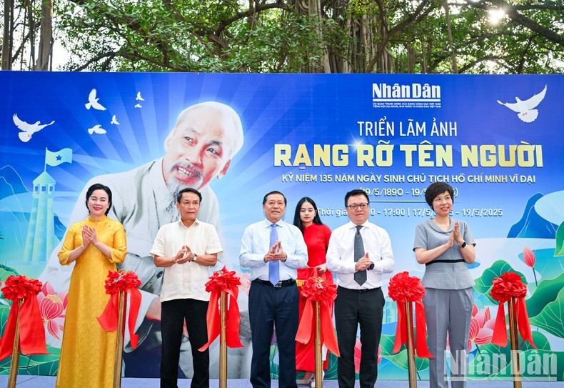 Delegates cut the ribbon to inaugurate the exhibition. Delegates cut the ribbon to inaugurate the exhibition.