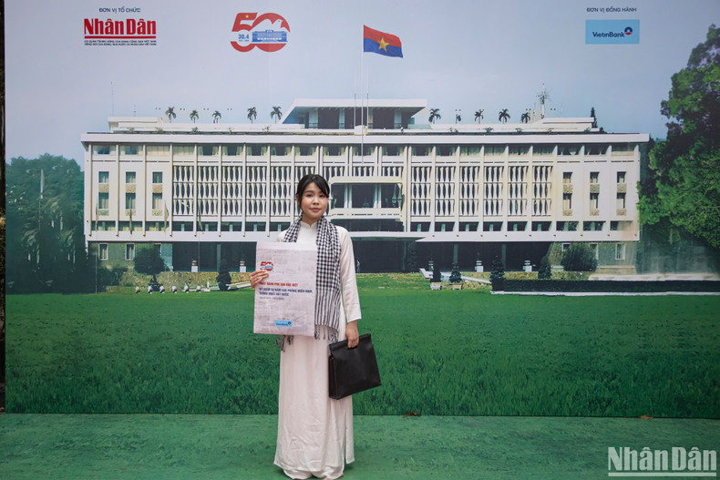 Nguyen Ngoc Diem checks in with a photo at the interactive exhibition. (Photo: SON TUNG)