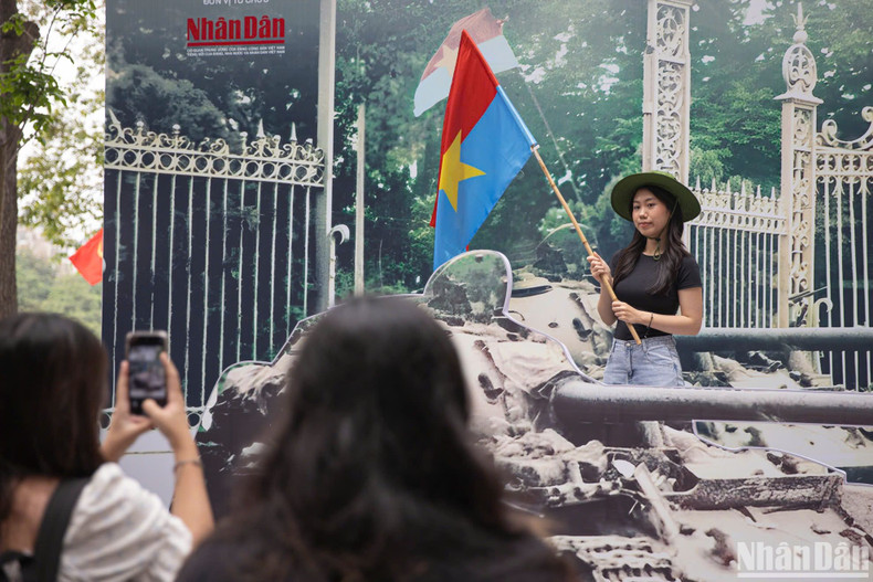 Young people taking check-in photos at the exhibition. (Photo: SON TUNG)