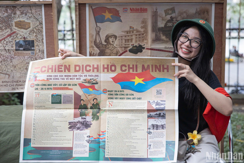 Teacher Nguyen Thu Thuy with Nhan Dan Newspaper’s special supplement. (Photo: SON TUNG)