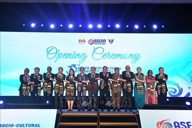 ASEAN ministers and heads of delegation pose for a photo at the meeting. (Photo: VNA)