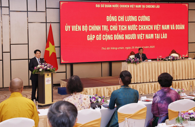State President Luong Cuong speaks at the meeting with the Vietnamese community in Laos on April 25. (Photo: VNA)