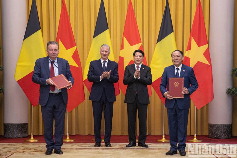 Minister of Culture, Sports and Tourism Nguyen Van Hung and Minister and President of the Brussels-Capital Region Rudi Vervoort exchanged documents on the cooperation program for the 2025-2027 period.
