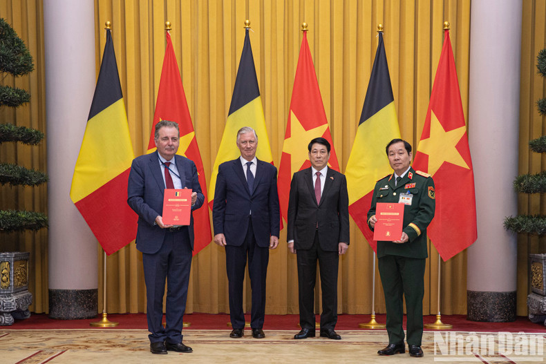 Lieutenant General Nguyen Huu Chinh, President of the Vietnam Association of Victims of Agent Orange/Dioxin and Minister and President of the Brussels-Capital Region Rudi Vervoort exchanged In-principle Agreement between the Vietnam Association of Victims of Agent Orange/Dioxin and the Aquitara Impact Fund 1 of the Kingdom of Belgium.