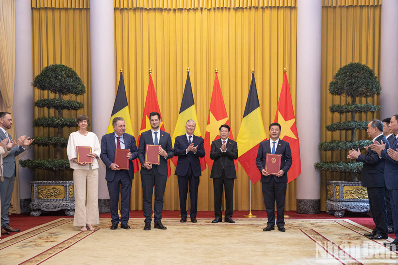 Minister of Industry and Trade Nguyen Hong Dien and Minister and President of the Brussels-Capital Region Rudi Vervoort; Minister and President of the Walloon Region Adrien Dolimont; Minister of the Flanders Region in charge of Brussels and the Press of Cieltje Van Achter exchanged the document on Memorandum of Understanding between the Vietnam Trade Promotion Agency, and the Flanders Investment and Trade and the Wallonia Export & Investment Agency and the Brussels Business Support Agency.