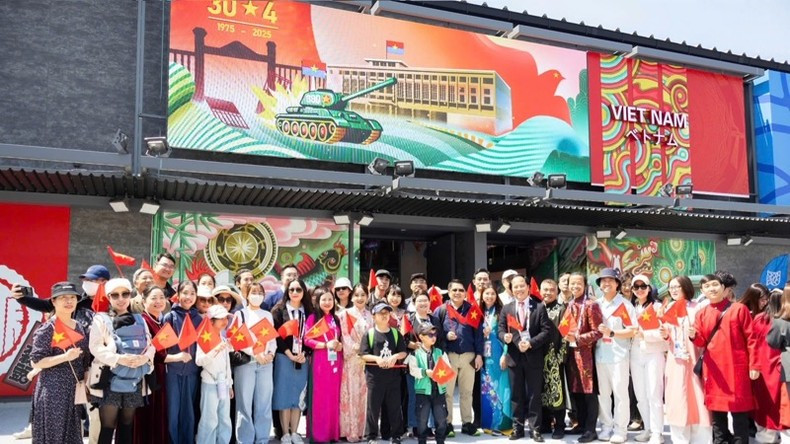 Overseas Vietnamese pose for a photo at the Vietnam pavilion.