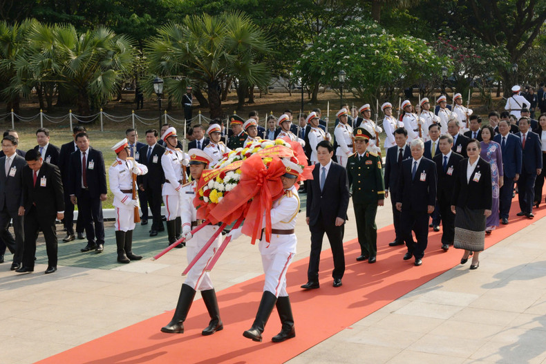 Earlier, President Luong Cuong and the high-level Vietnamese delegation laid a wreath at the Monument of Heroic Martyrs in Vientiane’s capital.