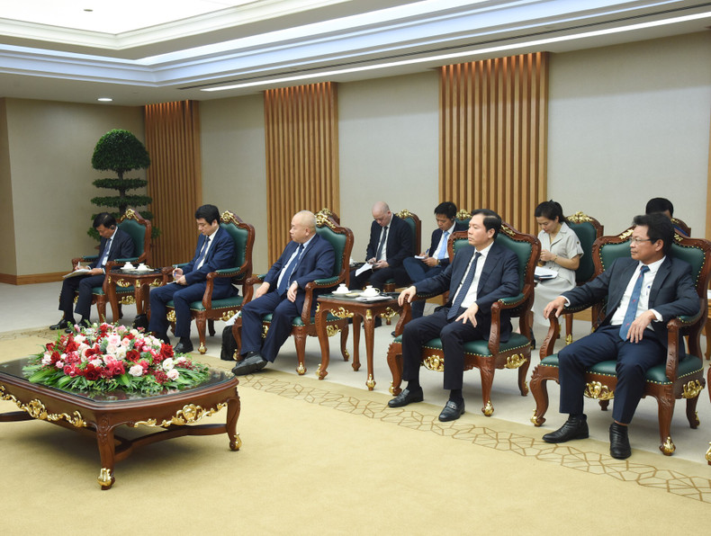 Representatives from Vietnamese government agencies, ministries, and enterprises attended the meeting. (Photo: NDO)