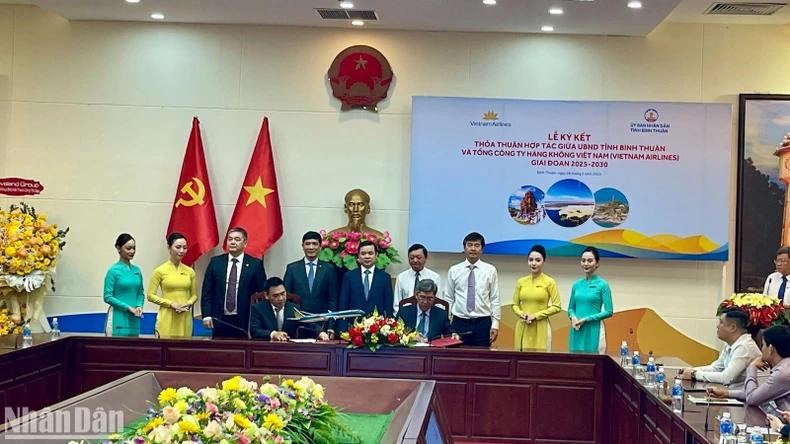 The two parties at the signing ceremony