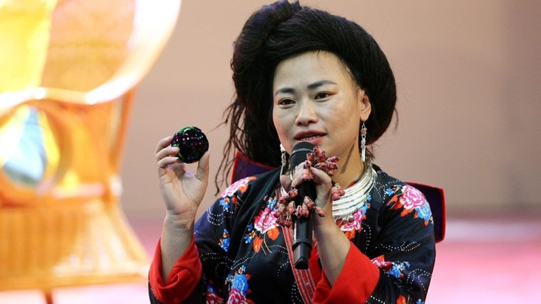 Teacher Vi Thi Ai aspires to diversify souvenir products based on the H’Mong pao ball. Teacher Vi Thi Ai aspires to diversify souvenir products based on the H’Mong pao ball.