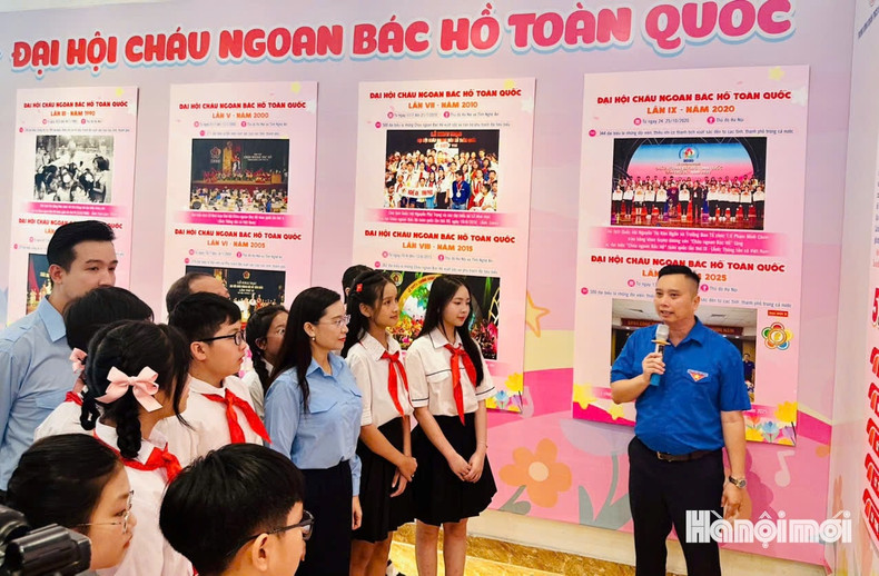 Delegates and children listen to an introduction to the journey of the Uncle Ho’s Good Children congresses across various levels. (Photo: HNMO)