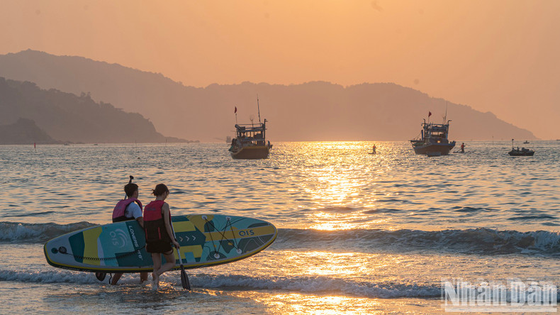 Paddleboarding at dawn is a favourite activity among young travellers. Paddleboarding at dawn is a favourite activity among young travellers.