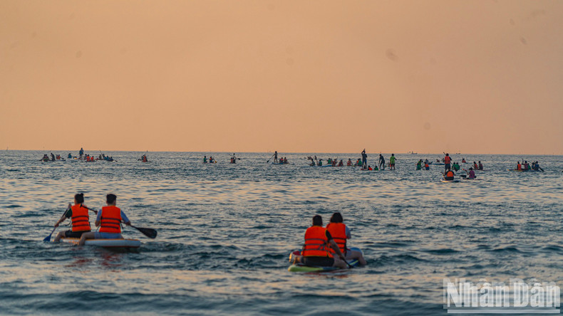 Hundreds gather at Man Thai to greet the morning light. Hundreds gather at Man Thai to greet the morning light.