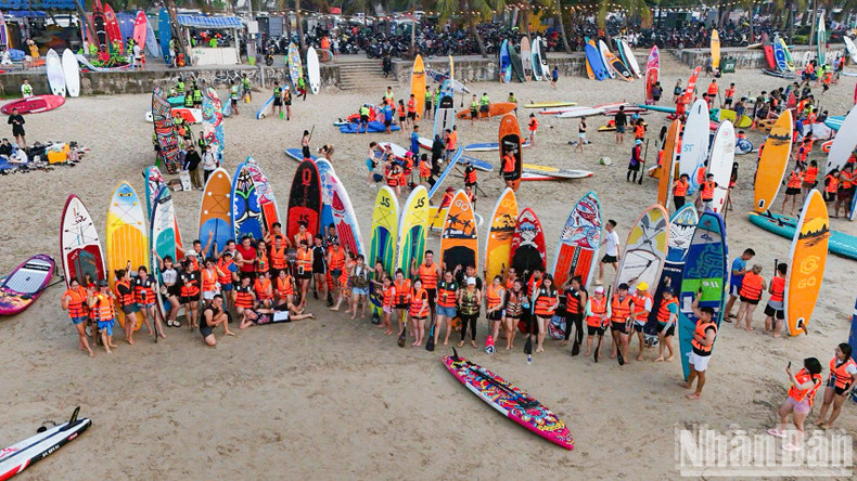 Visitors take commemorative photos before launching into the waves. Visitors take commemorative photos before launching into the waves.