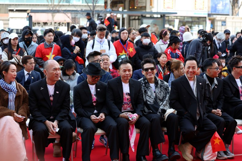 The group of artists from the "Anh trai vuon ngan cong gai" (Brothers Overcame Thousands of Obstacles) show performed about 20 songs, receiving enthusiastic cheers from thousands of Vietnamese and Japanese audiences in Osaka.