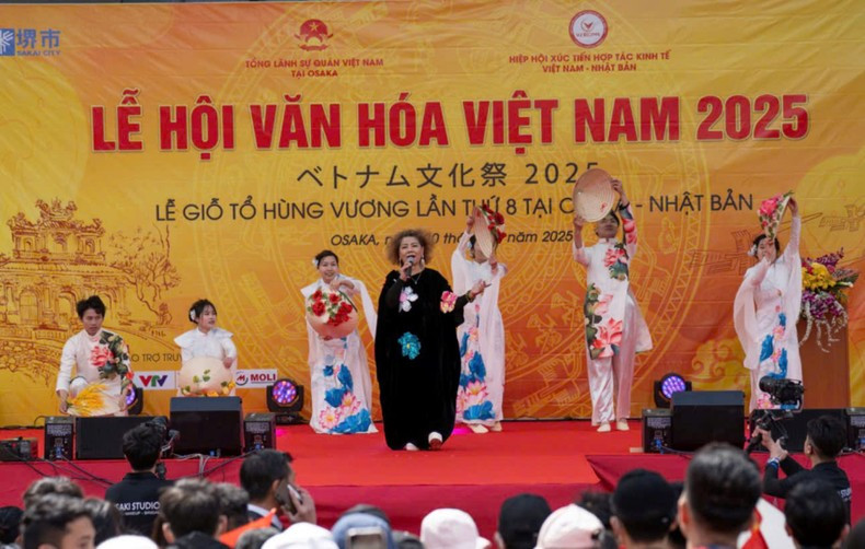 The program featured People's Artist Thanh Hoa with two songs “Lang lua, lang hoa” (Rice Village, Flower Village) and “Tau anh qua nui” (Train Goes Through the Mountains).