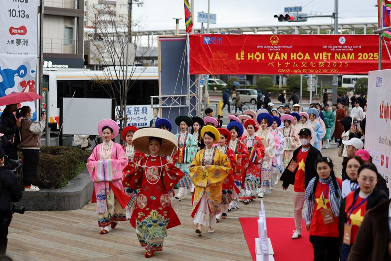 In Pictures: Features of 2025 Vietnam Culture Festival in Osaka, Japan ảnh 1