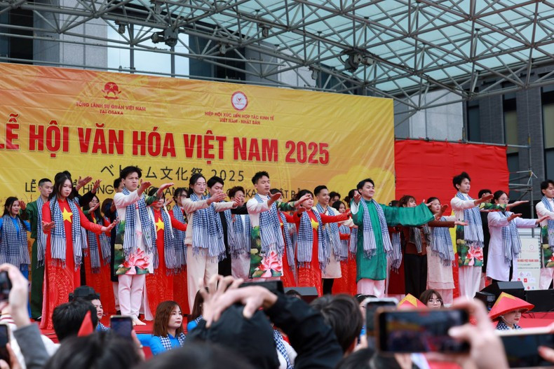 Images of the Southern scarves were brought to the festival stage.