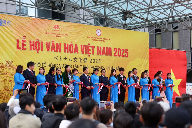 Ngo Trinh Ha, Consul General of Vietnam in Japan; Yamasaki Hisaki, Director of the Department of Culture and Tourism of Sakai City; Le Thuong, President of the Vietnamese Association in Kansai region; and Vu Hoang Duc, President of the Vietnam-Japan Economic Cooperation Promotion Association, along with other delegates, cut the ribbon to open the event.