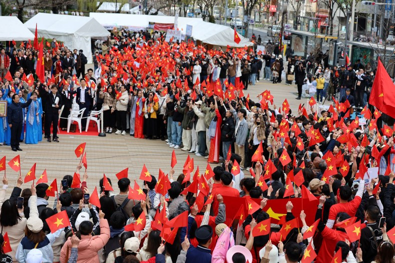 Within the framework of the program, thousands of people participated in forming a map of Vietnam.