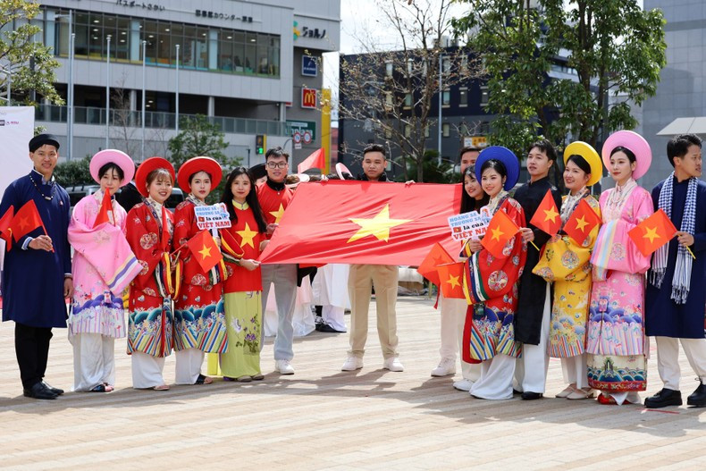 Young people studying and living in Japan showed their pride in the Vietnamese national flag and traditional Ao dai.