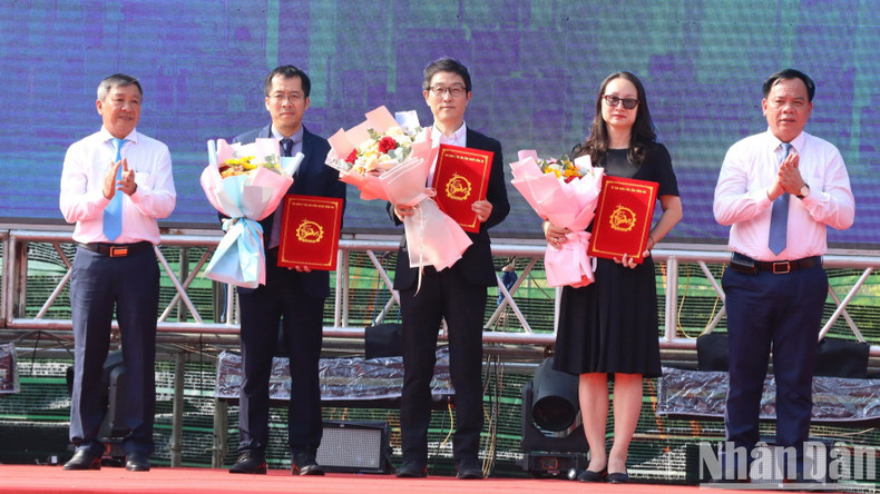 Permanent Deputy Secretary of the Provincial Party Committee Ho Thanh Son and Chairman of the Provincial People’s Committee Vo Tan Duc award investment certificates and present flowers to congratulate the investors.