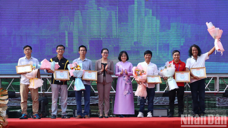 Honouring the winners of the Dong Nai Beautiful Photo Contest 2025
