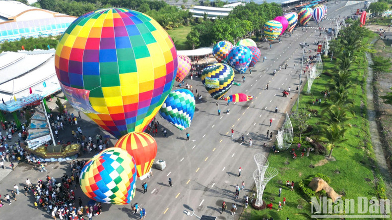 This is the first time that Dong Nai Province has organised a hot air balloon festival.