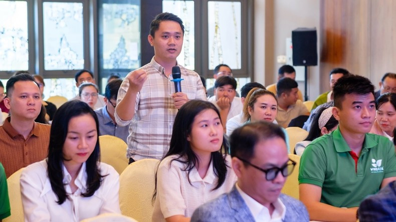 The delegates had discussions at the forum. The delegates had discussions at the forum.