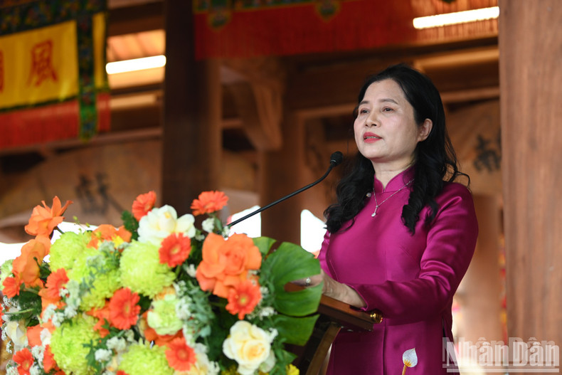 Dao Thi Hong, Vice Chairwoman of Dan Phuong District People’s Committee, reported on the cultural value of the heritage and traditional craft village.