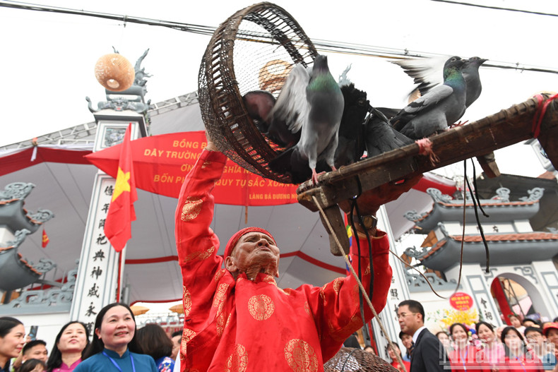 The ceremony also included the symbolic release of doves, representing wishes for peace.