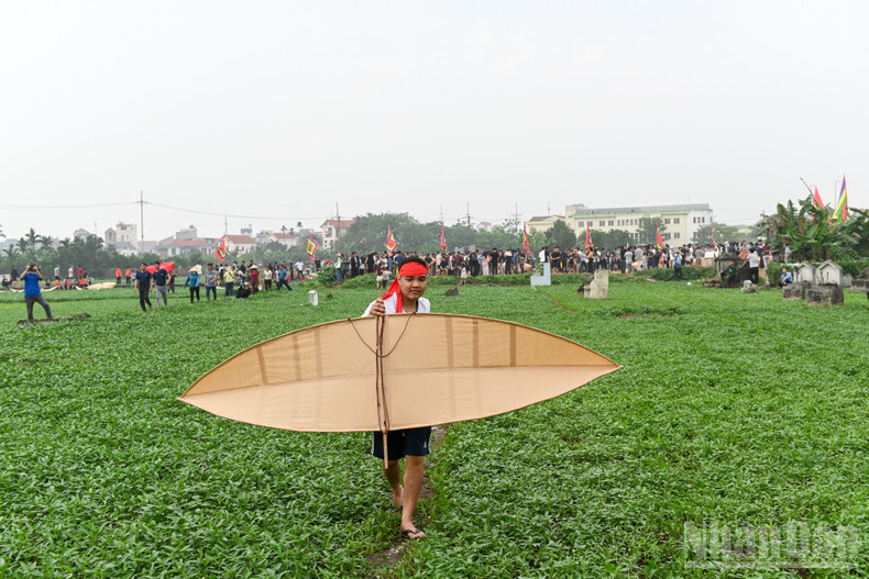 According to traditional rules, eligible kites must be at least 2.2 metres in length, at least 0.6 metres in width, equipped with at least three flutes (each with a minimum diameter of 2.5cm), and must not have wings made of glossy white paper. They are flown over the village fields. The winning kite is judged on the beauty of its flute sounds, its height, and its stability in the air.