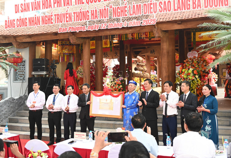 Hoang Dao Cuong, Deputy Minister of Culture, Sports and Tourism, presented the certificate recognising “Ba Duong Noi Kite Festival” as a national intangible cultural heritage.