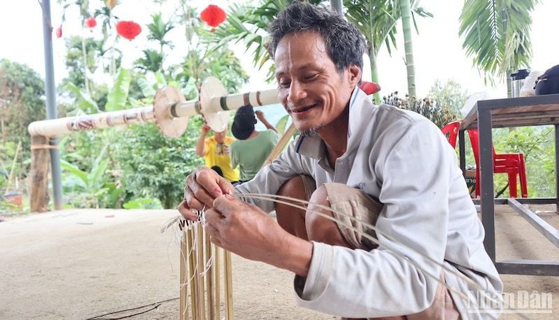 An artisan decoratea the pole An artisan decoratea the pole